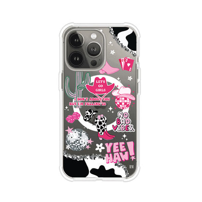 Funda para iPhone con diseño de temática vaquera en tonos rosa y negro, incluye botas, sombrero, cactus, disco ball y frases como "Let’s go girls" y "Yee Haw!". Estilo girly y divertido. Producto de Remark Mx