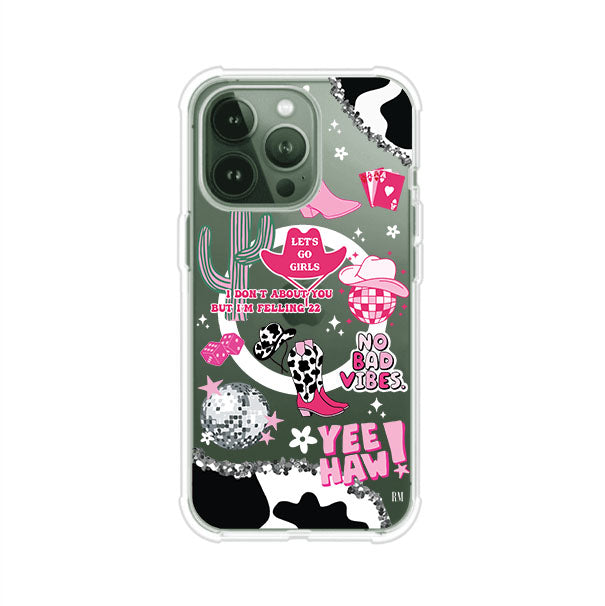 Funda para iPhone con diseño de temática vaquera en tonos rosa y negro, incluye botas, sombrero, cactus, disco ball y frases como "Let’s go girls" y "Yee Haw!". Estilo girly y divertido. Producto de Remark Mx