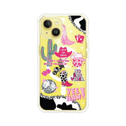 Funda para iPhone con diseño de temática vaquera en tonos rosa y negro, incluye botas, sombrero, cactus, disco ball y frases como "Let’s go girls" y "Yee Haw!". Estilo girly y divertido. Producto de Remark Mx