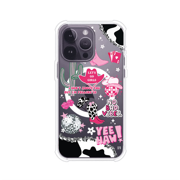 Funda para iPhone con diseño de temática vaquera en tonos rosa y negro, incluye botas, sombrero, cactus, disco ball y frases como "Let’s go girls" y "Yee Haw!". Estilo girly y divertido. Producto de Remark Mx