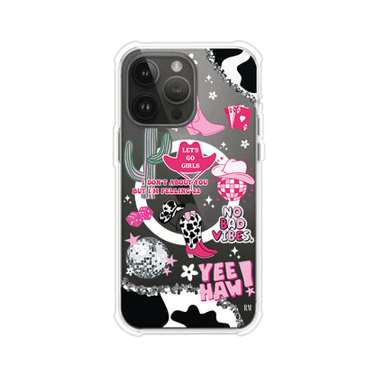 Funda para iPhone con diseño de temática vaquera en tonos rosa y negro, incluye botas, sombrero, cactus, disco ball y frases como "Let’s go girls" y "Yee Haw!". Estilo girly y divertido. Producto de Remark Mx