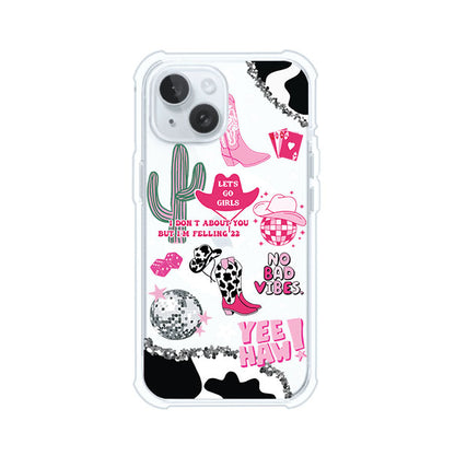 Funda para iPhone con diseño de temática vaquera en tonos rosa y negro, incluye botas, sombrero, cactus, disco ball y frases como "Let’s go girls" y "Yee Haw!". Estilo girly y divertido. Producto de Remark Mx