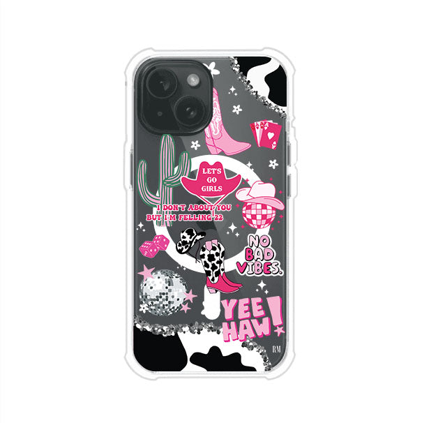 Funda para iPhone con diseño de temática vaquera en tonos rosa y negro, incluye botas, sombrero, cactus, disco ball y frases como "Let’s go girls" y "Yee Haw!". Estilo girly y divertido. Producto de Remark Mx