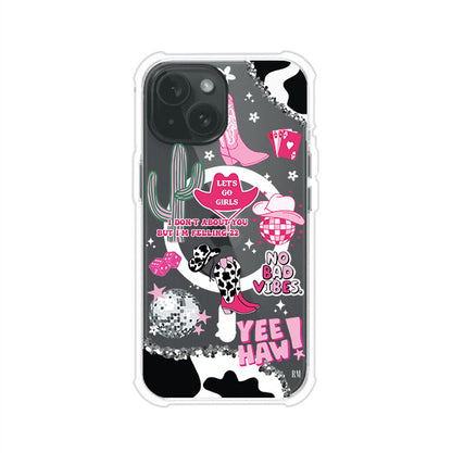Funda para iPhone con diseño de temática vaquera en tonos rosa y negro, incluye botas, sombrero, cactus, disco ball y frases como "Let’s go girls" y "Yee Haw!". Estilo girly y divertido. Producto de Remark Mx