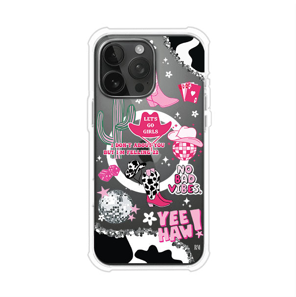 Funda para iPhone con diseño de temática vaquera en tonos rosa y negro, incluye botas, sombrero, cactus, disco ball y frases como "Let’s go girls" y "Yee Haw!". Estilo girly y divertido. Producto de Remark Mx