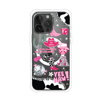 Funda para iPhone con diseño de temática vaquera en tonos rosa y negro, incluye botas, sombrero, cactus, disco ball y frases como "Let’s go girls" y "Yee Haw!". Estilo girly y divertido. Producto de Remark Mx