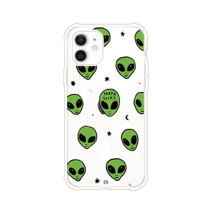 Funda para iPhone con diseño de alienígenas verdes y frase "Earth Sucks", fondo negro con detalles espaciales. Estilo divertido y rebelde. Producto de Remark MX