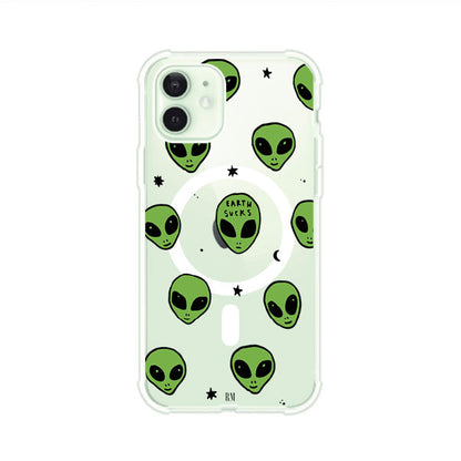 Funda para iPhone con diseño de alienígenas verdes y frase "Earth Sucks", fondo negro con detalles espaciales. Estilo divertido y rebelde. Producto de Remark MX