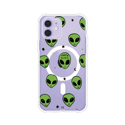 Funda para iPhone con diseño de alienígenas verdes y frase "Earth Sucks", fondo negro con detalles espaciales. Estilo divertido y rebelde. Producto de Remark MX