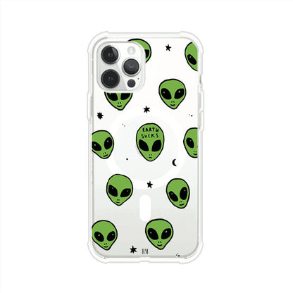 Funda para iPhone con diseño de alienígenas verdes y frase "Earth Sucks", fondo negro con detalles espaciales. Estilo divertido y rebelde. Producto de Remark MX