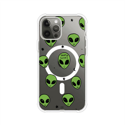 Funda para iPhone con diseño de alienígenas verdes y frase "Earth Sucks", fondo negro con detalles espaciales. Estilo divertido y rebelde. Producto de Remark MX