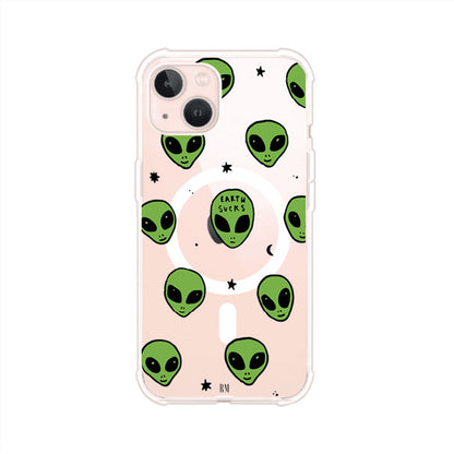 Funda para iPhone con diseño de alienígenas verdes y frase "Earth Sucks", fondo negro con detalles espaciales. Estilo divertido y rebelde. Producto de Remark MX