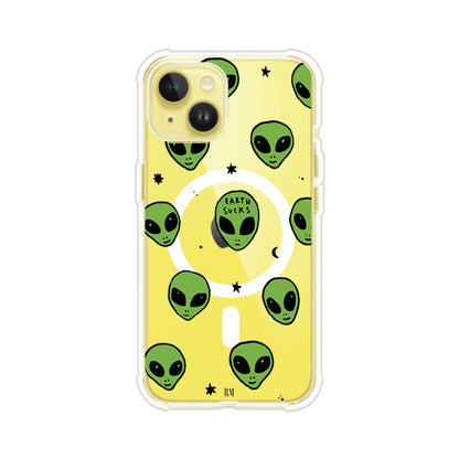 Funda para iPhone con diseño de alienígenas verdes y frase "Earth Sucks", fondo negro con detalles espaciales. Estilo divertido y rebelde. Producto de Remark MX