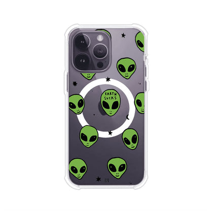 Funda para iPhone con diseño de alienígenas verdes y frase "Earth Sucks", fondo negro con detalles espaciales. Estilo divertido y rebelde. Producto de Remark MX