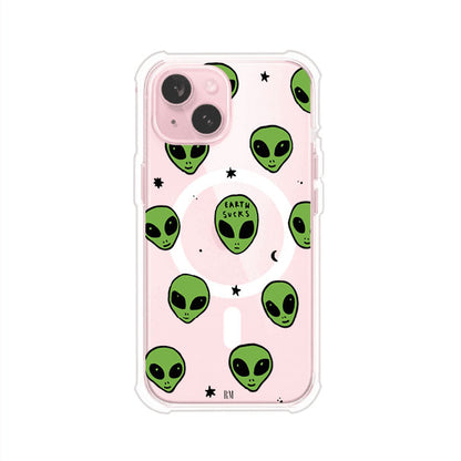 Funda para iPhone con diseño de alienígenas verdes y frase "Earth Sucks", fondo negro con detalles espaciales. Estilo divertido y rebelde. Producto de Remark MX