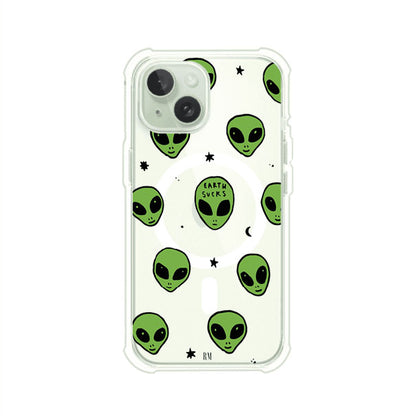 Funda para iPhone con diseño de alienígenas verdes y frase "Earth Sucks", fondo negro con detalles espaciales. Estilo divertido y rebelde. Producto de Remark MX