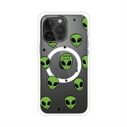 Funda para iPhone con diseño de alienígenas verdes y frase "Earth Sucks", fondo negro con detalles espaciales. Estilo divertido y rebelde. Producto de Remark MX