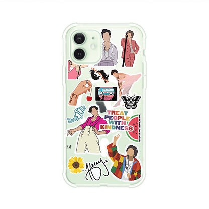 Funda para iPhone con diseño de stickers inspirados en Harry Styles. Incluye frases como "Treat People With Kindness", dibujos de outfits icónicos, girasoles, y elementos retro sobre base transparente. Ideal para fans. Producto de Remark Mx