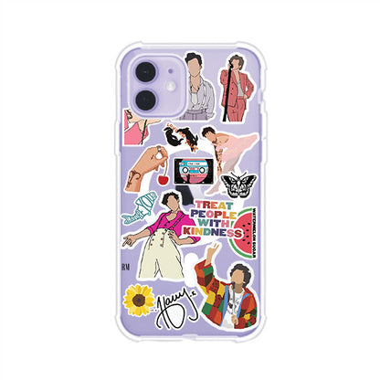 Funda para iPhone con diseño de stickers inspirados en Harry Styles. Incluye frases como "Treat People With Kindness", dibujos de outfits icónicos, girasoles, y elementos retro sobre base transparente. Ideal para fans. Producto de Remark Mx