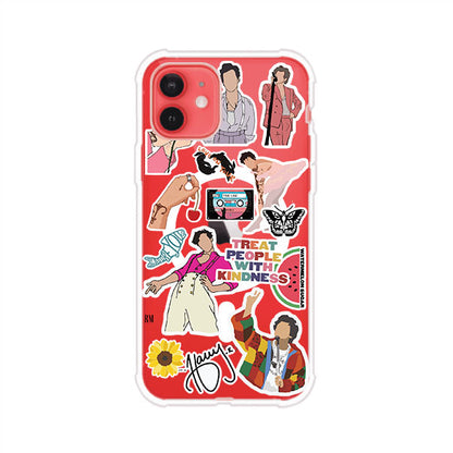Funda para iPhone con diseño de stickers inspirados en Harry Styles. Incluye frases como "Treat People With Kindness", dibujos de outfits icónicos, girasoles, y elementos retro sobre base transparente. Ideal para fans. Producto de Remark Mx