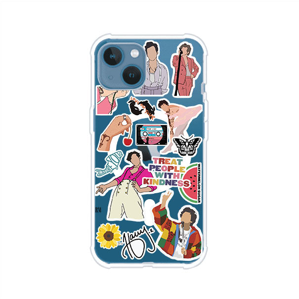 Funda para iPhone con diseño de stickers inspirados en Harry Styles. Incluye frases como "Treat People With Kindness", dibujos de outfits icónicos, girasoles, y elementos retro sobre base transparente. Ideal para fans. Producto de Remark Mx
