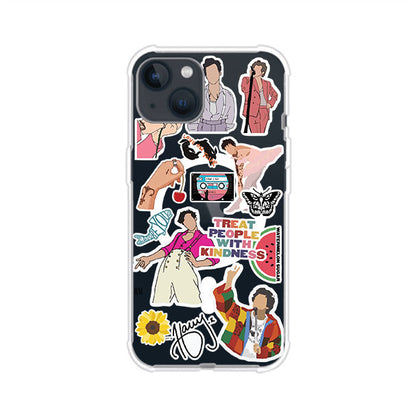 Funda para iPhone con diseño de stickers inspirados en Harry Styles. Incluye frases como "Treat People With Kindness", dibujos de outfits icónicos, girasoles, y elementos retro sobre base transparente. Ideal para fans. Producto de Remark Mx