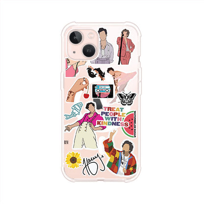 Funda para iPhone con diseño de stickers inspirados en Harry Styles. Incluye frases como "Treat People With Kindness", dibujos de outfits icónicos, girasoles, y elementos retro sobre base transparente. Ideal para fans. Producto de Remark Mx