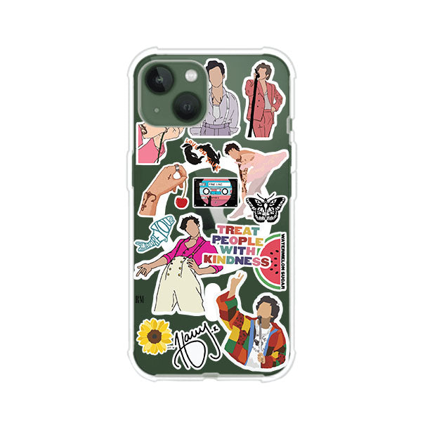 Funda para iPhone con diseño de stickers inspirados en Harry Styles. Incluye frases como "Treat People With Kindness", dibujos de outfits icónicos, girasoles, y elementos retro sobre base transparente. Ideal para fans. Producto de Remark Mx