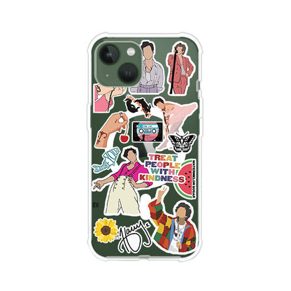 Funda para iPhone con diseño de stickers inspirados en Harry Styles. Incluye frases como "Treat People With Kindness", dibujos de outfits icónicos, girasoles, y elementos retro sobre base transparente. Ideal para fans. Producto de Remark Mx