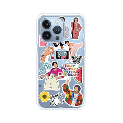 Funda para iPhone con diseño de stickers inspirados en Harry Styles. Incluye frases como "Treat People With Kindness", dibujos de outfits icónicos, girasoles, y elementos retro sobre base transparente. Ideal para fans. Producto de Remark Mx