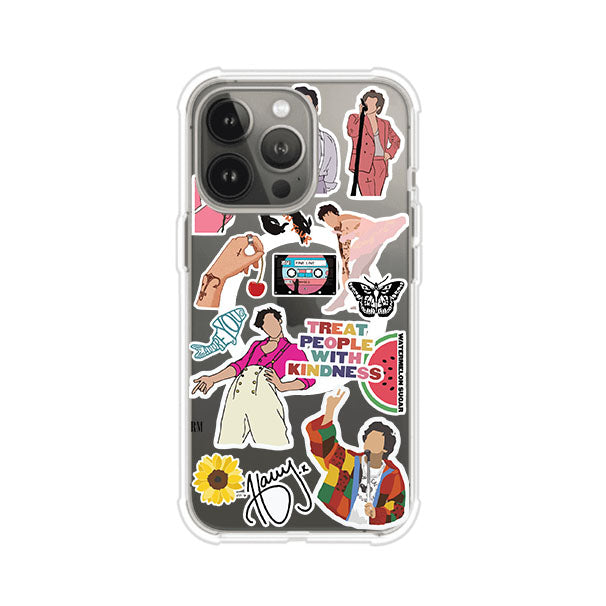 Funda para iPhone con diseño de stickers inspirados en Harry Styles. Incluye frases como "Treat People With Kindness", dibujos de outfits icónicos, girasoles, y elementos retro sobre base transparente. Ideal para fans. Producto de Remark Mx