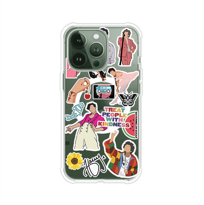 Funda para iPhone con diseño de stickers inspirados en Harry Styles. Incluye frases como "Treat People With Kindness", dibujos de outfits icónicos, girasoles, y elementos retro sobre base transparente. Ideal para fans. Producto de Remark Mx