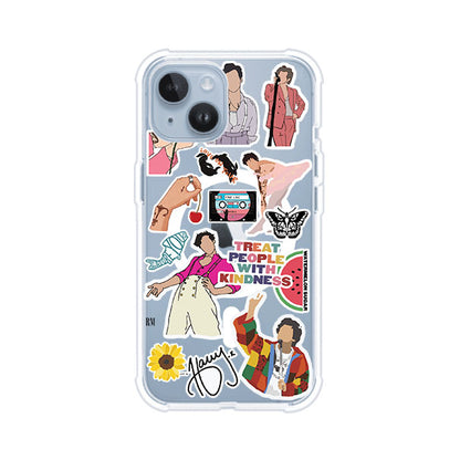 Funda para iPhone con diseño de stickers inspirados en Harry Styles. Incluye frases como "Treat People With Kindness", dibujos de outfits icónicos, girasoles, y elementos retro sobre base transparente. Ideal para fans. Producto de Remark Mx