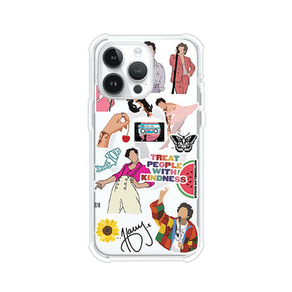 Funda para iPhone con diseño de stickers inspirados en Harry Styles. Incluye frases como "Treat People With Kindness", dibujos de outfits icónicos, girasoles, y elementos retro sobre base transparente. Ideal para fans. Producto de Remark Mx