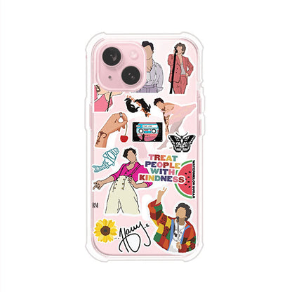 Funda para iPhone con diseño de stickers inspirados en Harry Styles. Incluye frases como "Treat People With Kindness", dibujos de outfits icónicos, girasoles, y elementos retro sobre base transparente. Ideal para fans. Producto de Remark Mx