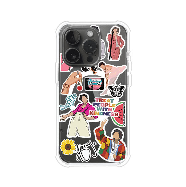 Funda para iPhone con diseño de stickers inspirados en Harry Styles. Incluye frases como "Treat People With Kindness", dibujos de outfits icónicos, girasoles, y elementos retro sobre base transparente. Ideal para fans. Producto de Remark Mx