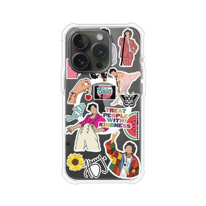 Funda para iPhone con diseño de stickers inspirados en Harry Styles. Incluye frases como "Treat People With Kindness", dibujos de outfits icónicos, girasoles, y elementos retro sobre base transparente. Ideal para fans. Producto de Remark Mx