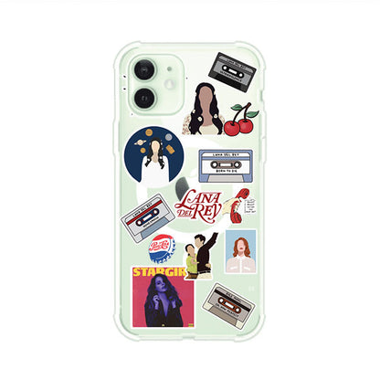 Funda para iPhone con diseño collage de Lana Del Rey en fondo rojo. Incluye stickers de cassettes, cerezas, retratos y frases icónicas. Estilo retro y nostálgico para fans de Lana.
