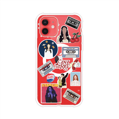 Funda para iPhone con diseño collage de Lana Del Rey en fondo rojo. Incluye stickers de cassettes, cerezas, retratos y frases icónicas. Estilo retro y nostálgico para fans de Lana.