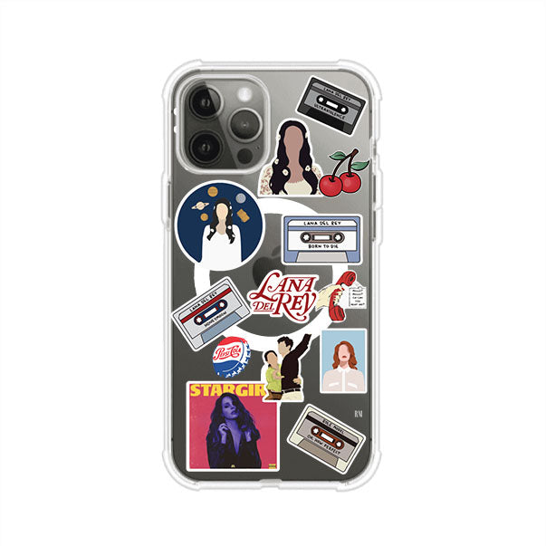 Funda para iPhone con diseño collage de Lana Del Rey en fondo rojo. Incluye stickers de cassettes, cerezas, retratos y frases icónicas. Estilo retro y nostálgico para fans de Lana.