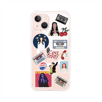 Funda para iPhone con diseño collage de Lana Del Rey en fondo rojo. Incluye stickers de cassettes, cerezas, retratos y frases icónicas. Estilo retro y nostálgico para fans de Lana.
