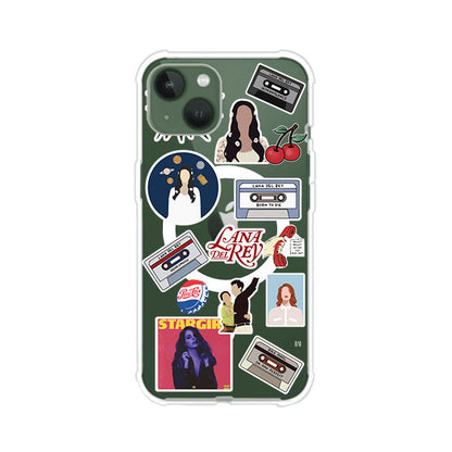 Funda para iPhone con diseño collage de Lana Del Rey en fondo rojo. Incluye stickers de cassettes, cerezas, retratos y frases icónicas. Estilo retro y nostálgico para fans de Lana.