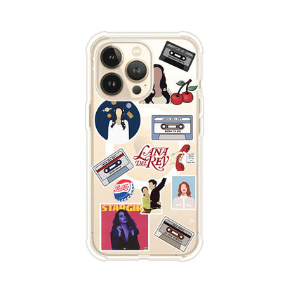 Funda para iPhone con diseño collage de Lana Del Rey en fondo rojo. Incluye stickers de cassettes, cerezas, retratos y frases icónicas. Estilo retro y nostálgico para fans de Lana.