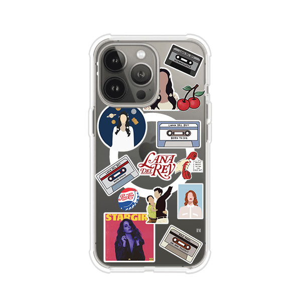 Funda para iPhone con diseño collage de Lana Del Rey en fondo rojo. Incluye stickers de cassettes, cerezas, retratos y frases icónicas. Estilo retro y nostálgico para fans de Lana.