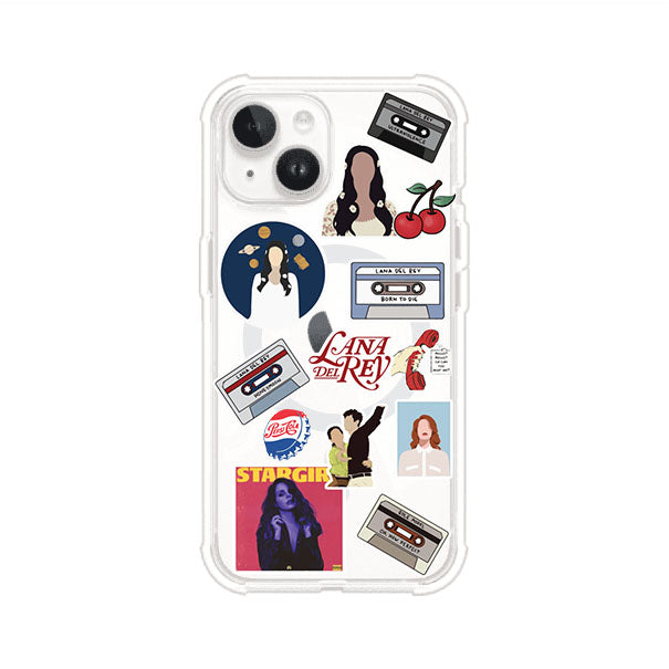 Funda para iPhone con diseño collage de Lana Del Rey en fondo rojo. Incluye stickers de cassettes, cerezas, retratos y frases icónicas. Estilo retro y nostálgico para fans de Lana.