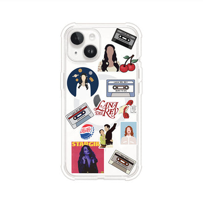 Funda para iPhone con diseño collage de Lana Del Rey en fondo rojo. Incluye stickers de cassettes, cerezas, retratos y frases icónicas. Estilo retro y nostálgico para fans de Lana.