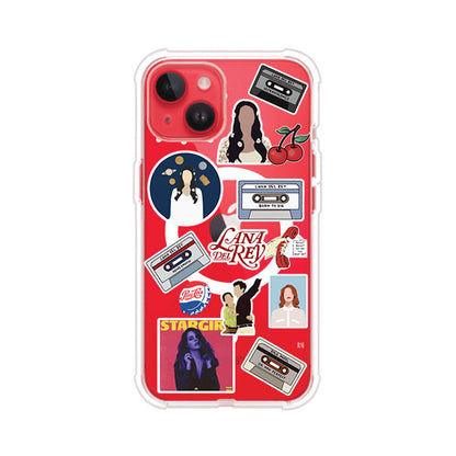 Funda para iPhone con diseño collage de Lana Del Rey en fondo rojo. Incluye stickers de cassettes, cerezas, retratos y frases icónicas. Estilo retro y nostálgico para fans de Lana.