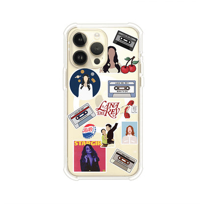 Funda para iPhone con diseño collage de Lana Del Rey en fondo rojo. Incluye stickers de cassettes, cerezas, retratos y frases icónicas. Estilo retro y nostálgico para fans de Lana.