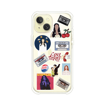 Funda para iPhone con diseño collage de Lana Del Rey en fondo rojo. Incluye stickers de cassettes, cerezas, retratos y frases icónicas. Estilo retro y nostálgico para fans de Lana.