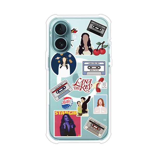 Funda para iPhone con diseño collage de Lana Del Rey en fondo rojo. Incluye stickers de cassettes, cerezas, retratos y frases icónicas. Estilo retro y nostálgico para fans de Lana.